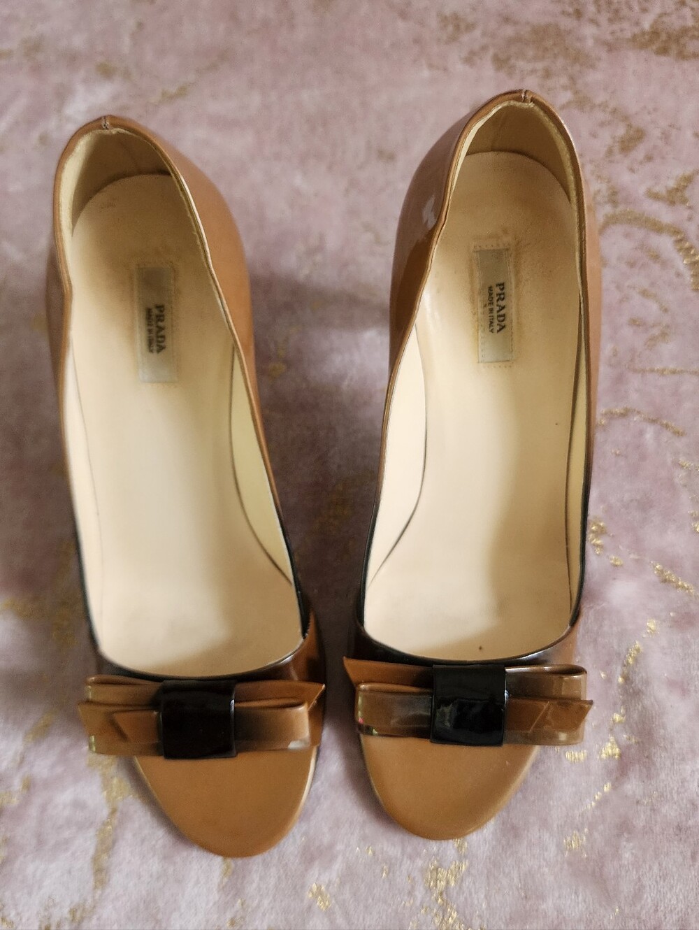 PRADA | Two-Tone Brown Patent Peep-Toe Heels with Bow - Picture 4 of 13